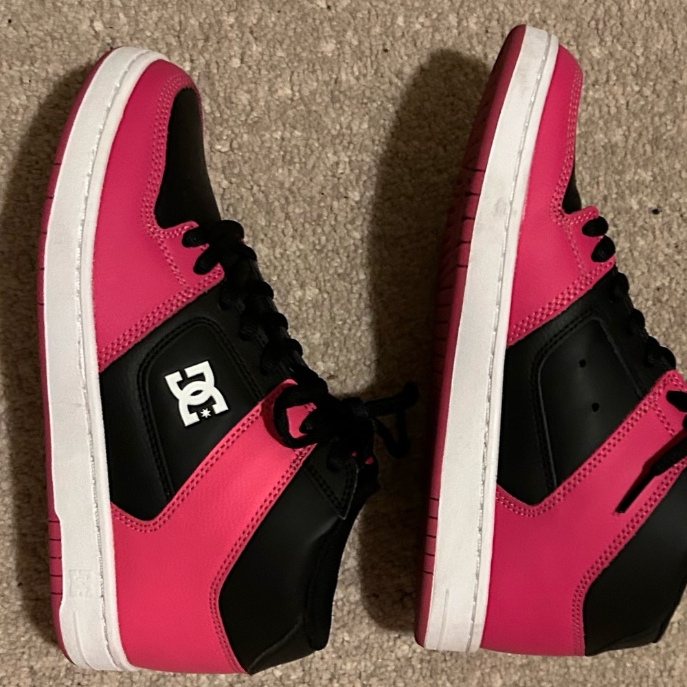 Women’s DC skate high tops! Like new!
